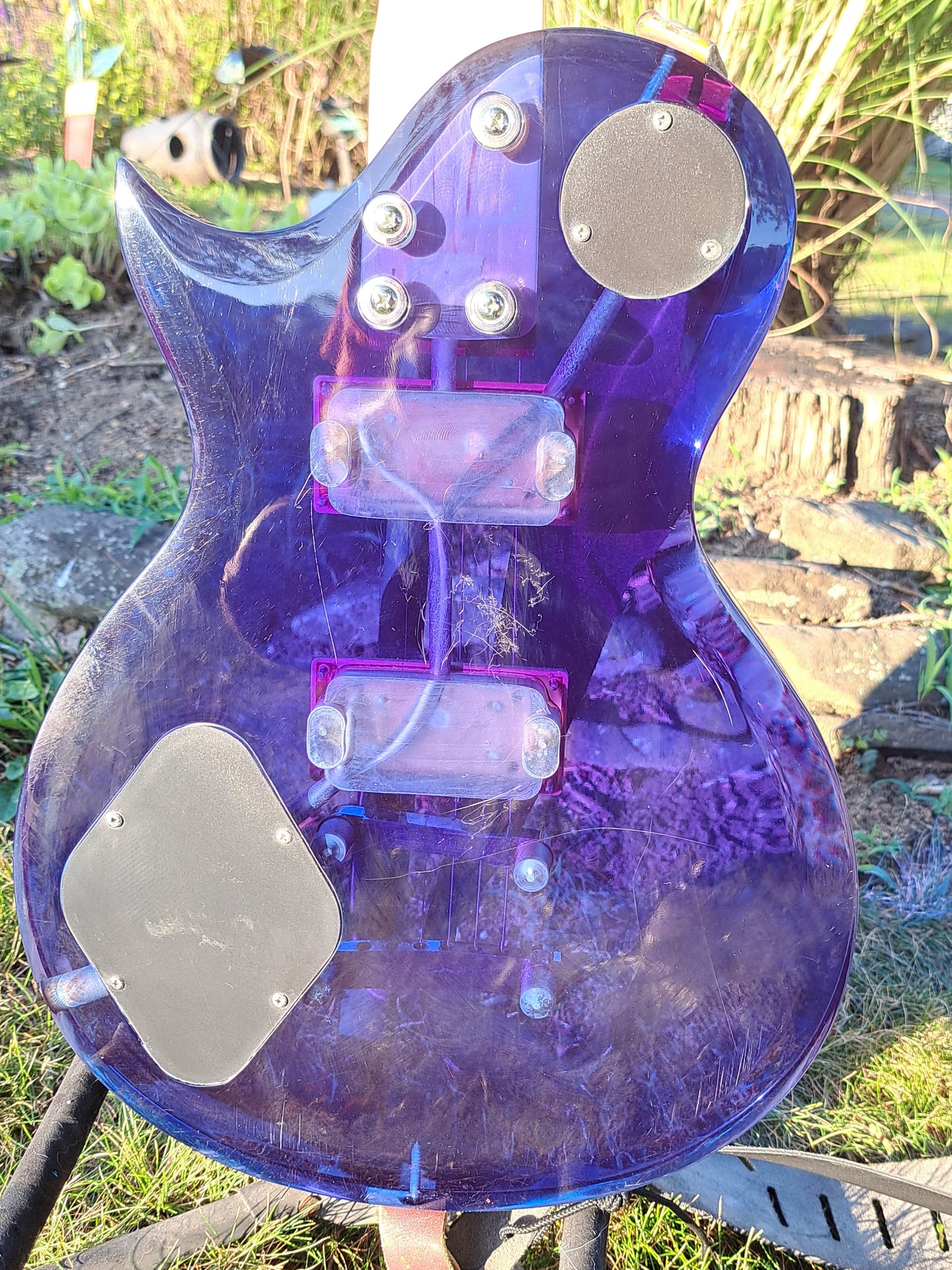 🎸 GRAND BLUE LUCITE AXE – pSTRAIGHT-UP SCREAM MACHINE, CUZZ! 🎸