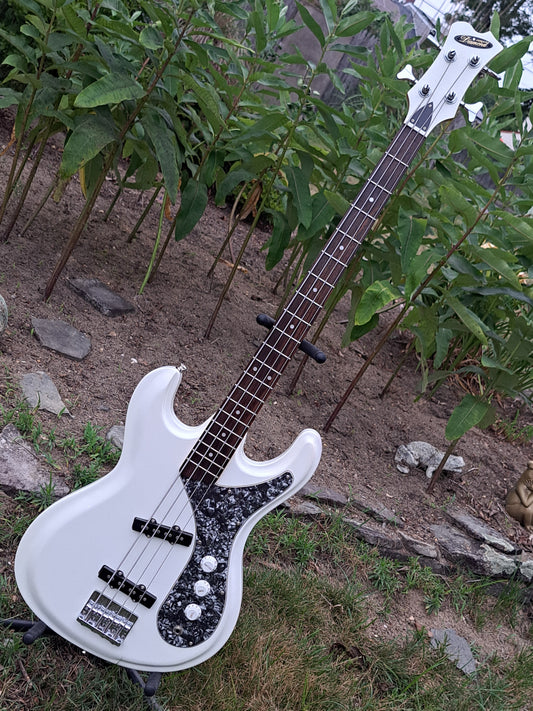 🎸 ARIA DIAMOND ELECTRIC BASS – JAZZ PICKUPS, MOSRITE VIBES, WHITE ICE DRIP 🎸