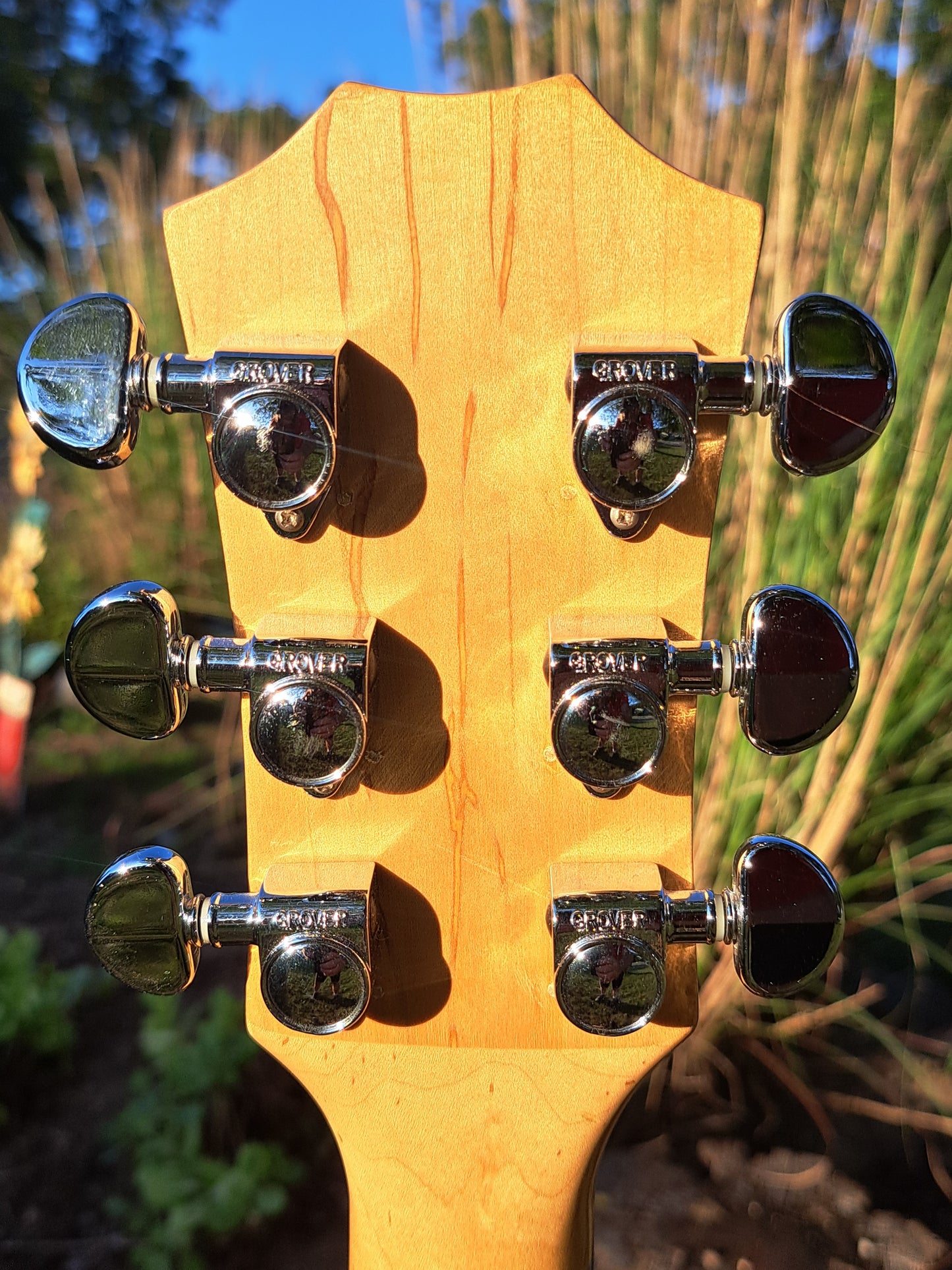🎸 GRAND BLUE LUCITE AXE – pSTRAIGHT-UP SCREAM MACHINE, CUZZ! 🎸