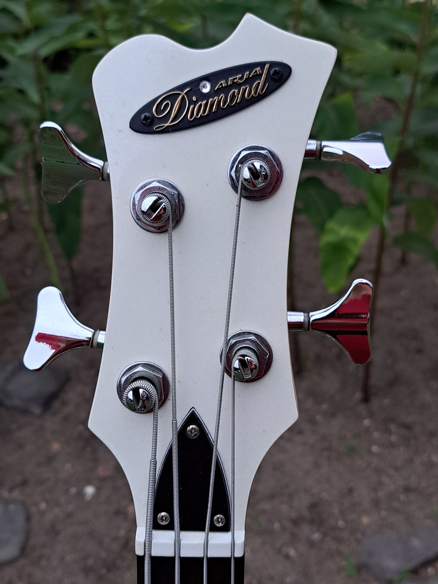 🎸 ARIA DIAMOND ELECTRIC BASS – JAZZ PICKUPS, MOSRITE VIBES, WHITE ICE DRIP 🎸