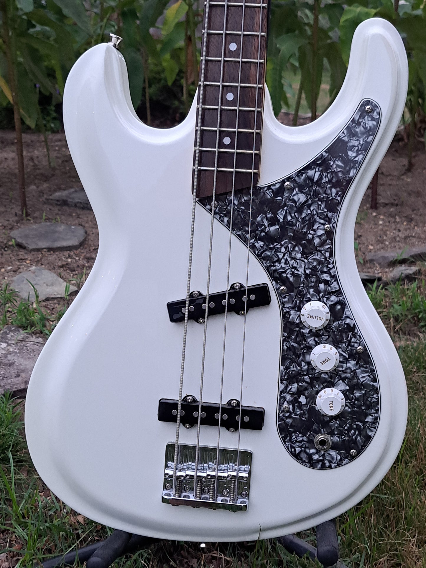 🎸 ARIA DIAMOND ELECTRIC BASS – JAZZ PICKUPS, MOSRITE VIBES, WHITE ICE DRIP 🎸