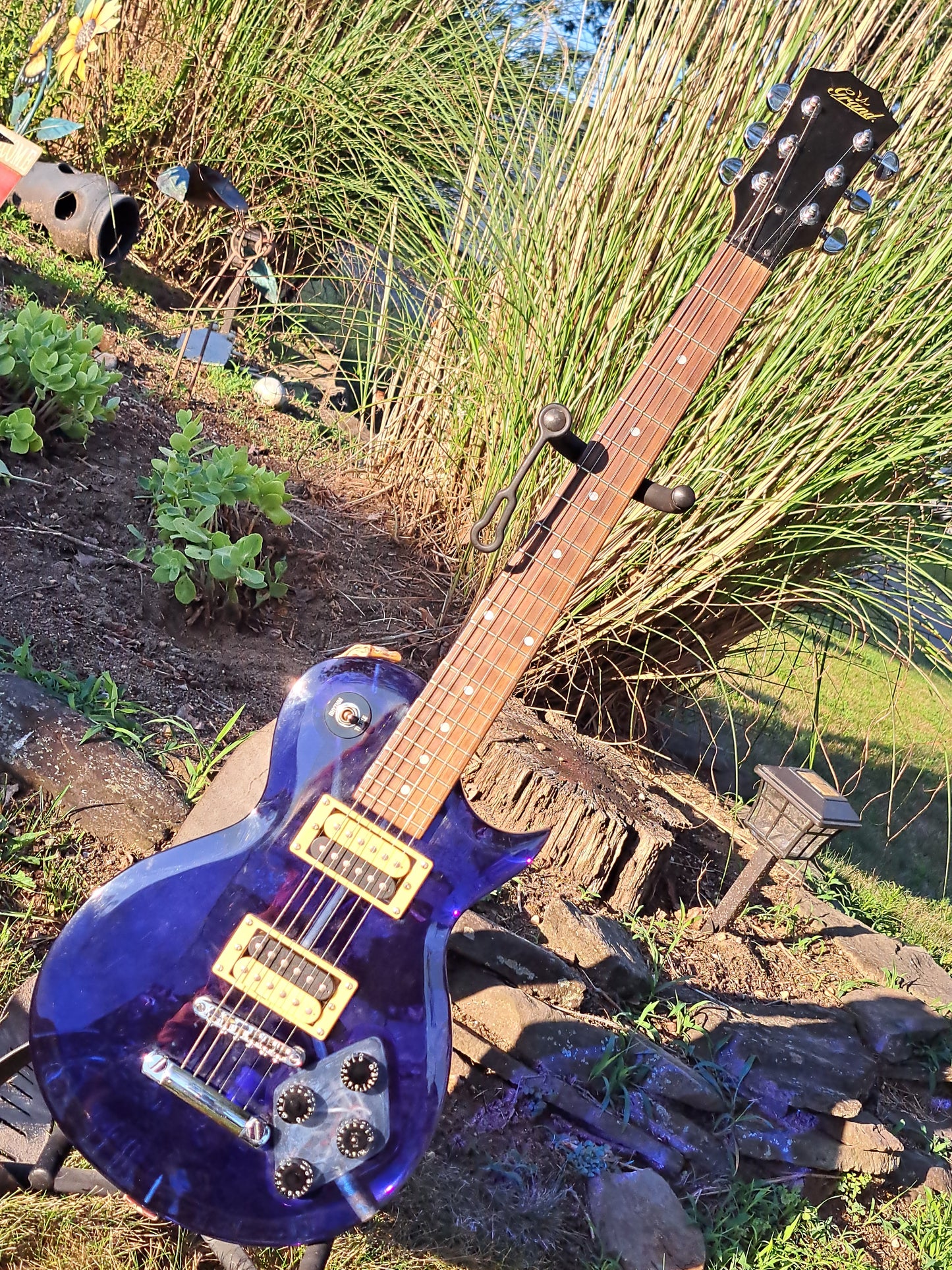 🎸 GRAND BLUE LUCITE AXE – pSTRAIGHT-UP SCREAM MACHINE, CUZZ! 🎸