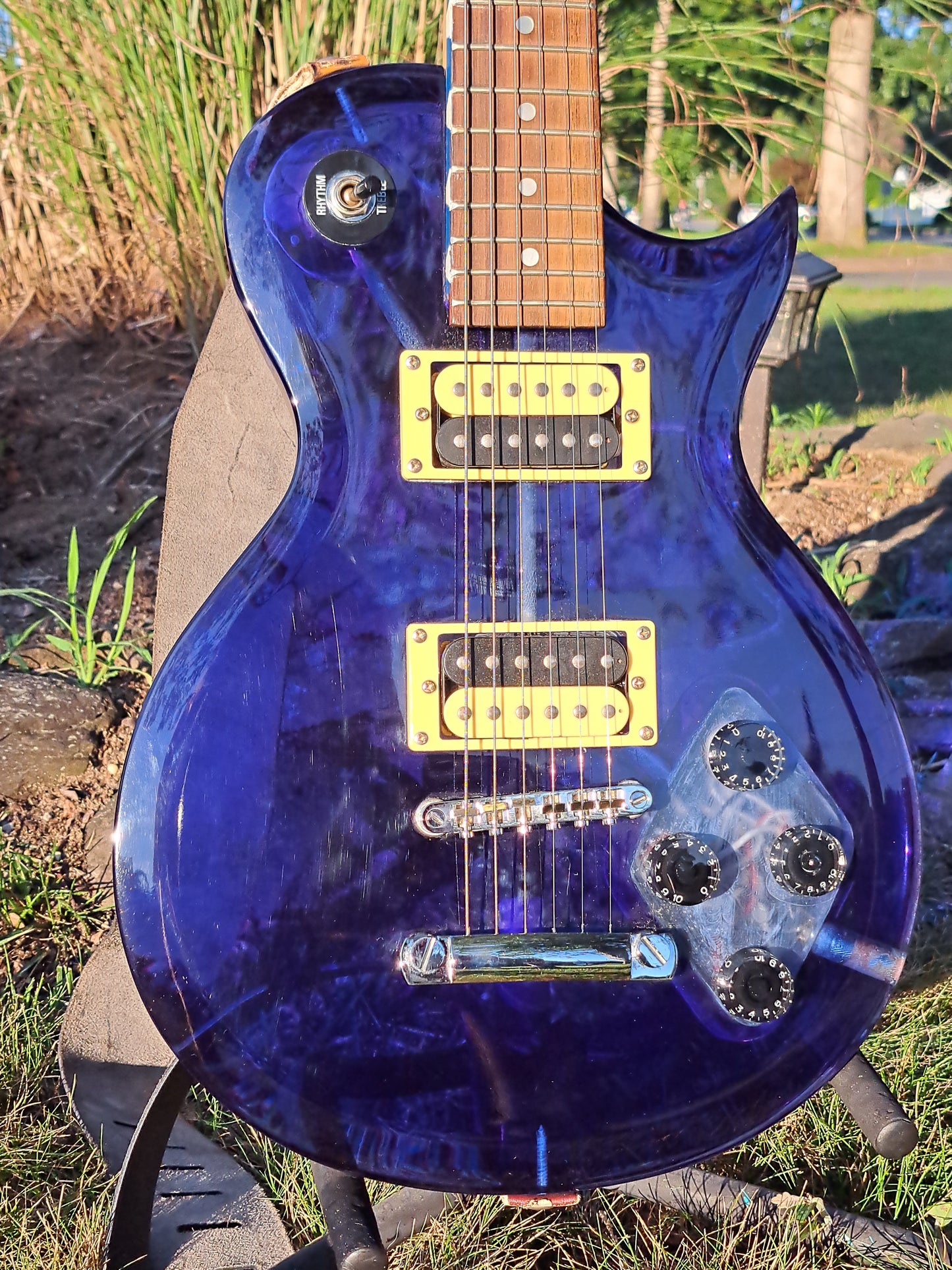 🎸 GRAND BLUE LUCITE AXE – pSTRAIGHT-UP SCREAM MACHINE, CUZZ! 🎸